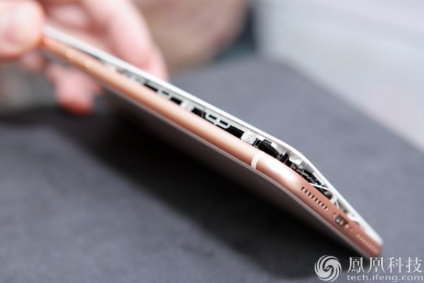 Владелец iPhone 8 Plus сообщил о треснувшем во время зарядки корпусе
