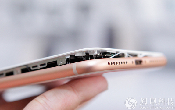 Владелец iPhone 8 Plus сообщил о треснувшем во время зарядки корпусе