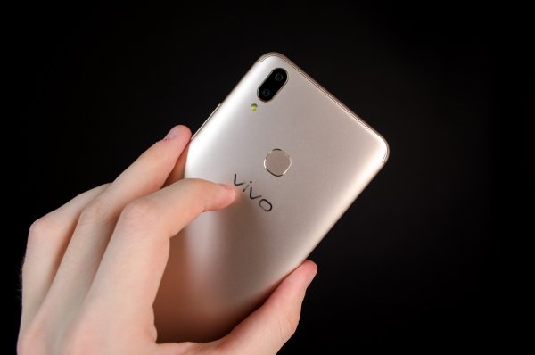 Обзор Vivo V9: удачный подражатель?