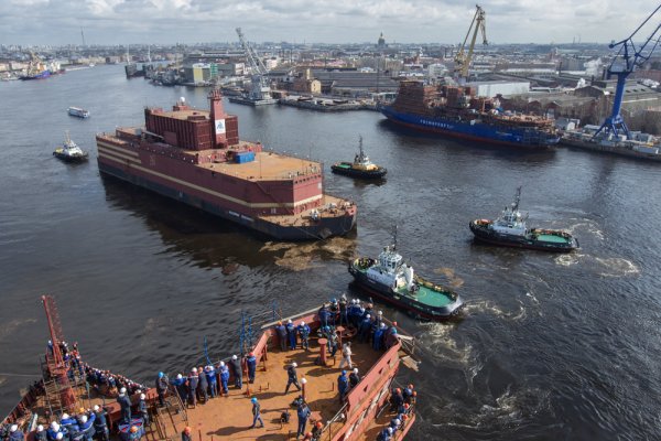 Плавучая атомная электростанция «Академик Ломоносов» вышла в море