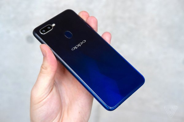 OPPO F9 получил красивый вырез, а его аналог для Китая — ещё и мощную начинку