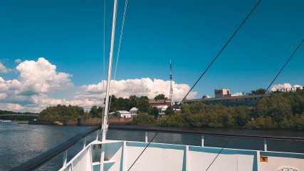 Почему не стоит гнаться за флагманскими смартфонами в 2018 году