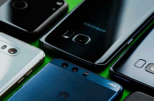 Почему не стоит гнаться за флагманскими смартфонами в 2018 году