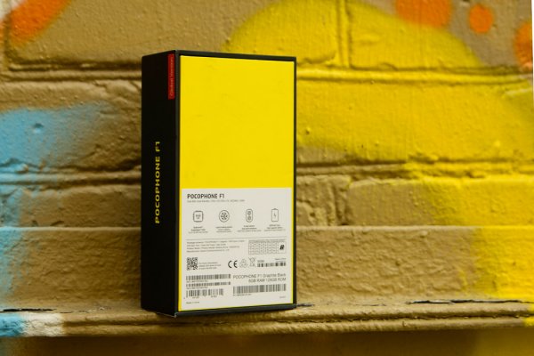 Обзор Pocophone F1: лучший за свою цену — Комплектация. 2