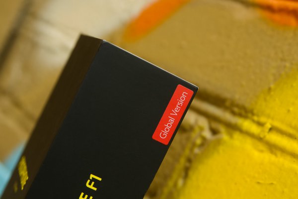 Обзор Pocophone F1: лучший за свою цену — Комплектация. 3