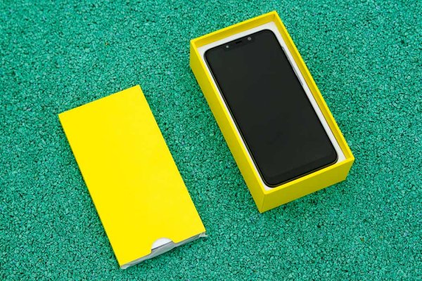Обзор Pocophone F1: лучший за свою цену — Комплектация. 5