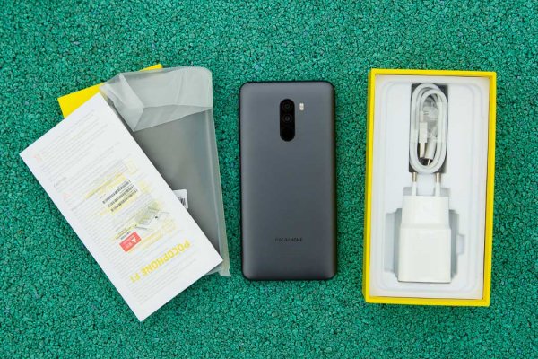 Обзор Pocophone F1: лучший за свою цену — Комплектация. 6