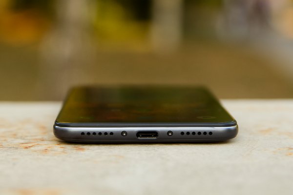 Обзор Pocophone F1: лучший за свою цену — Внешний вид. 9