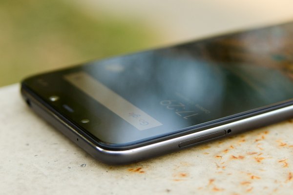 Обзор Pocophone F1: лучший за свою цену — Внешний вид. 12
