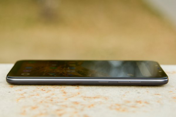 Обзор Pocophone F1: лучший за свою цену — Внешний вид. 13