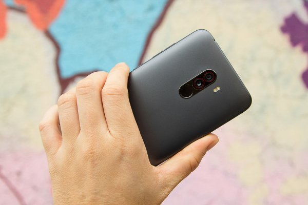 Обзор Pocophone F1: лучший за свою цену — Внешний вид. 2