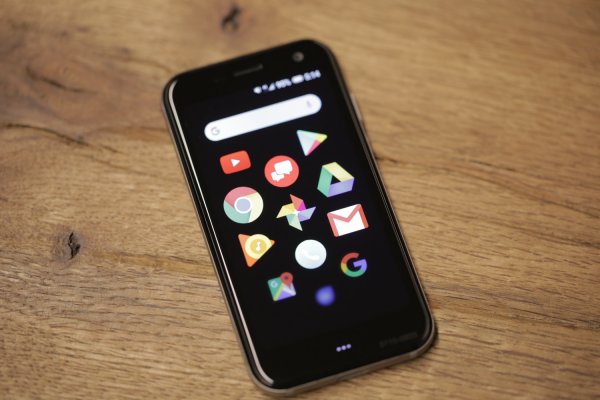 Palm вернулся с крошечным смартфоном на полноценном Android