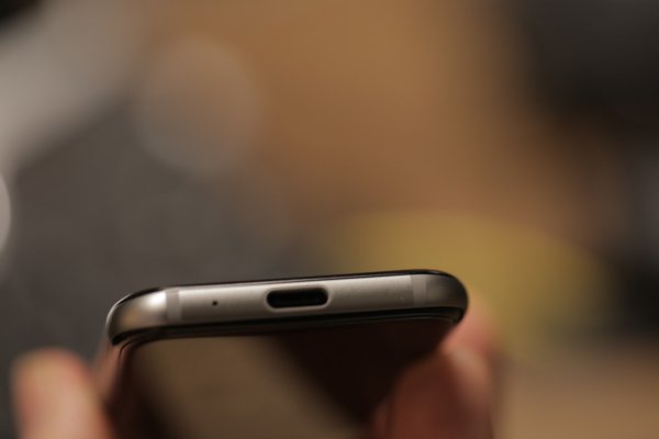 Palm вернулся с крошечным смартфоном на полноценном Android