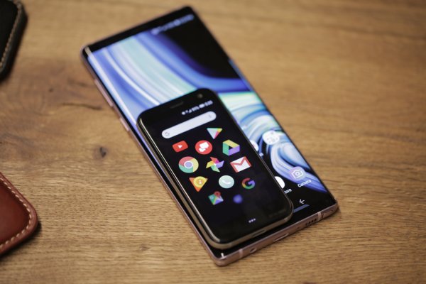 Palm вернулся с крошечным смартфоном на полноценном Android